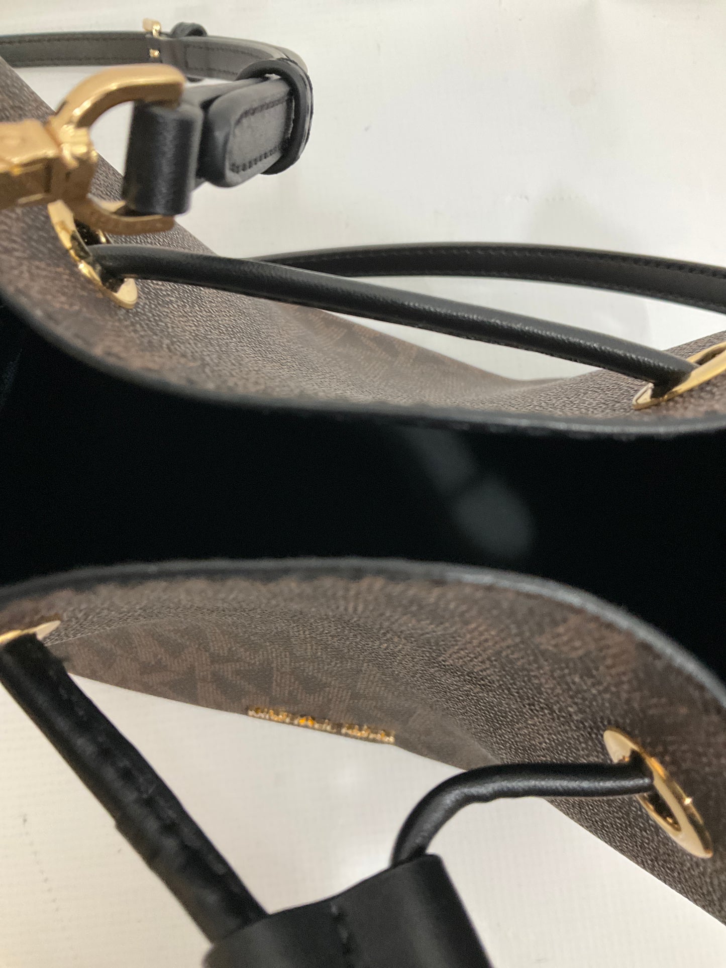 Handbag Designer By Michael Kors Size: Medium