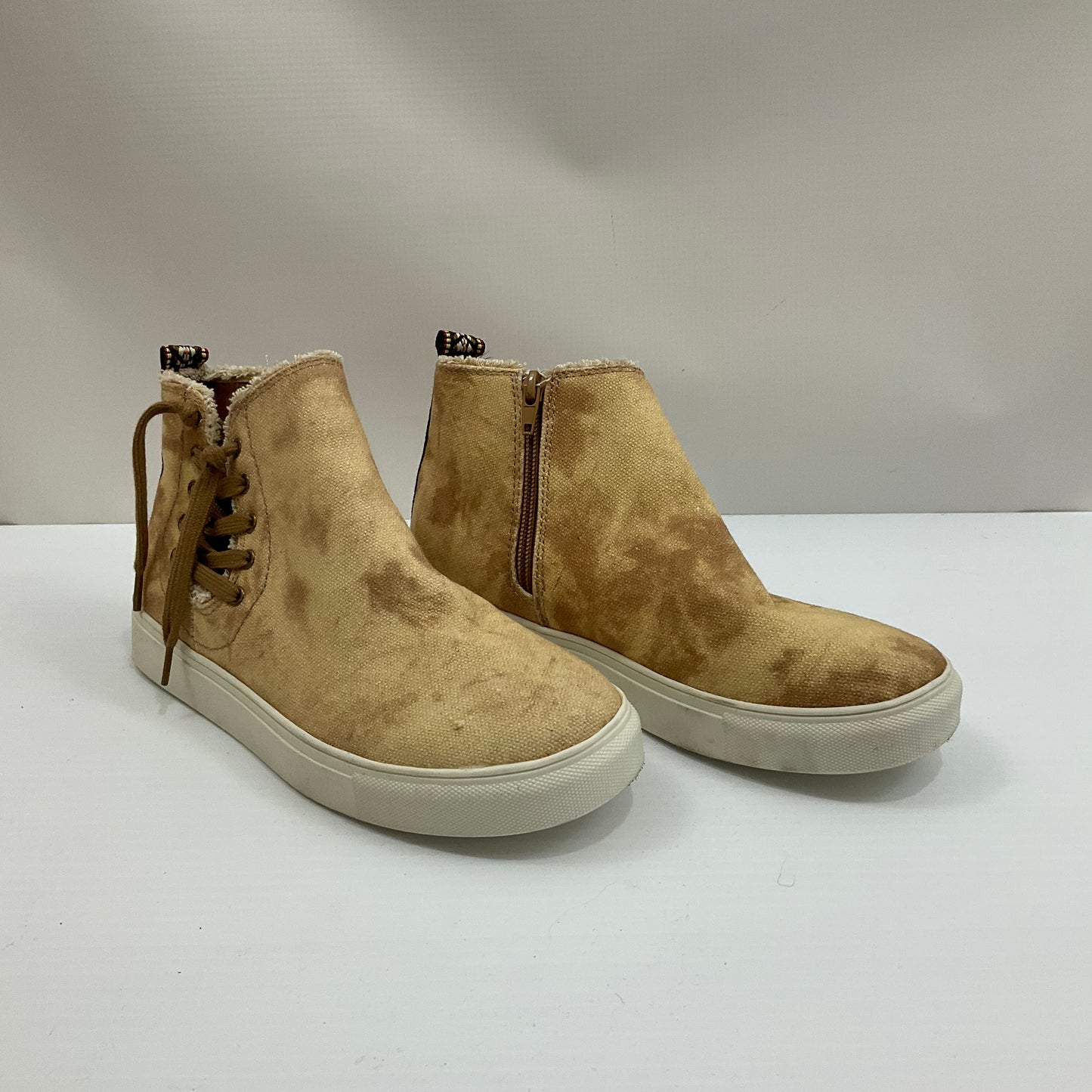 Shoes Sneakers By Clothes Mentor Size: 7