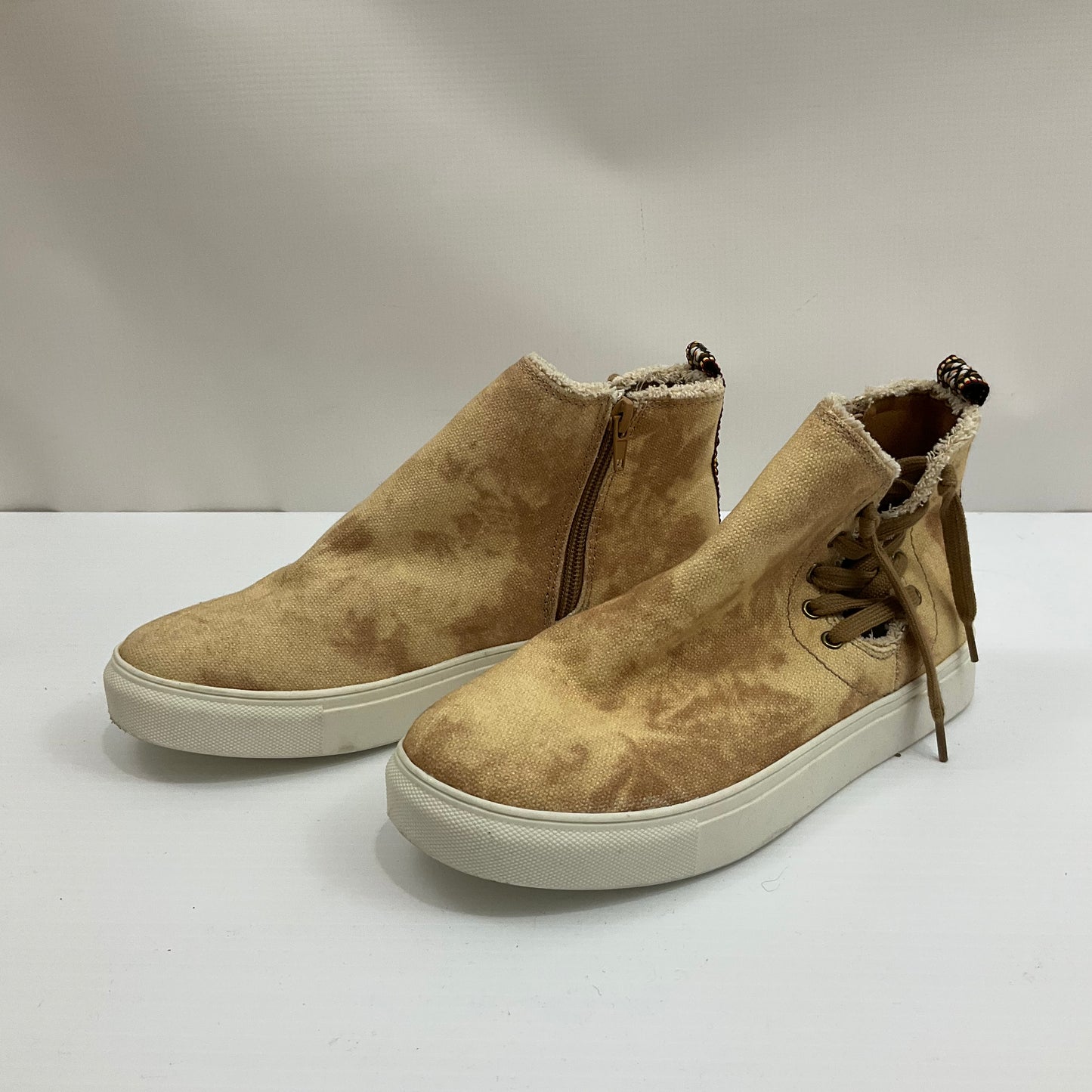 Shoes Sneakers By Clothes Mentor Size: 7