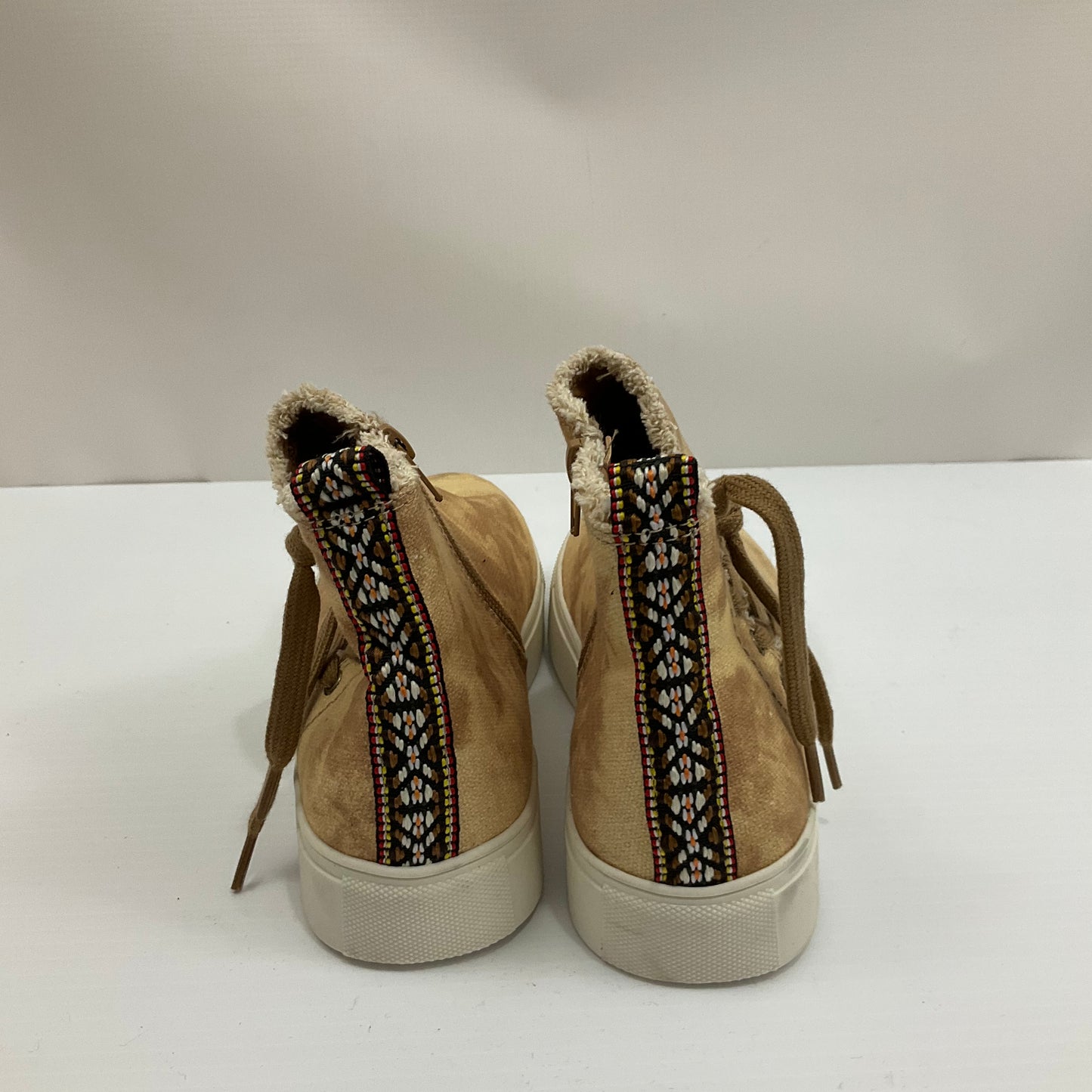 Shoes Sneakers By Clothes Mentor Size: 7