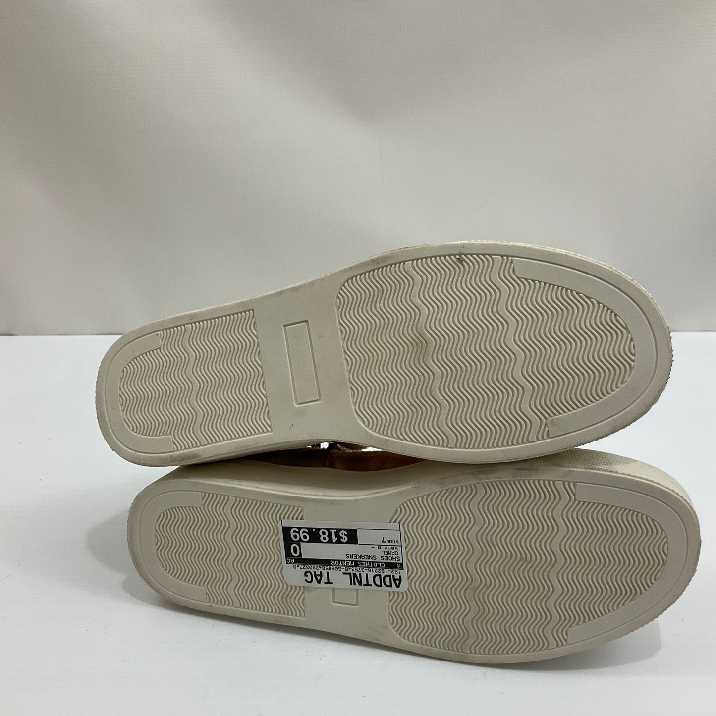 Shoes Sneakers By Clothes Mentor Size: 7