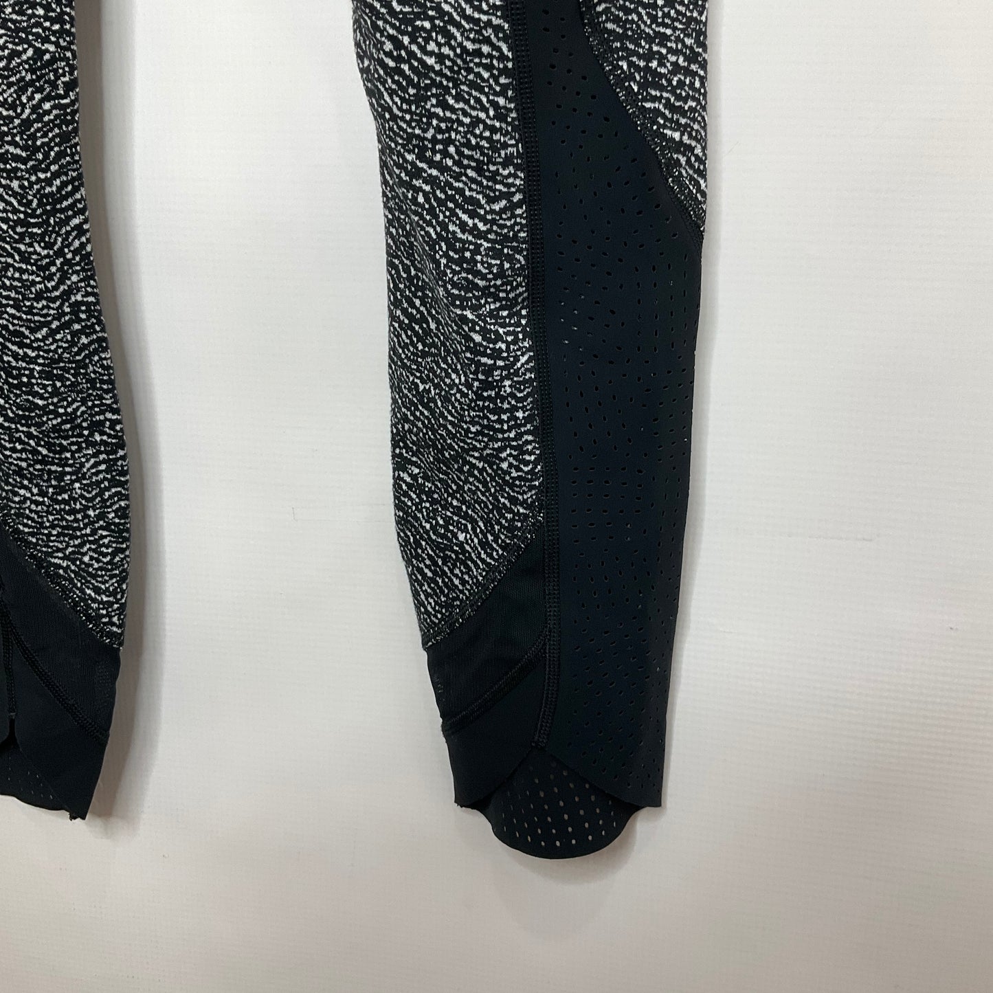 Black & White Athletic Leggings Lululemon, Size 6