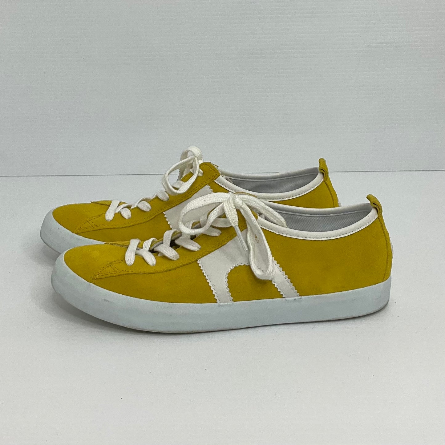 White & Yellow Shoes Sneakers Cma, Size 9.5