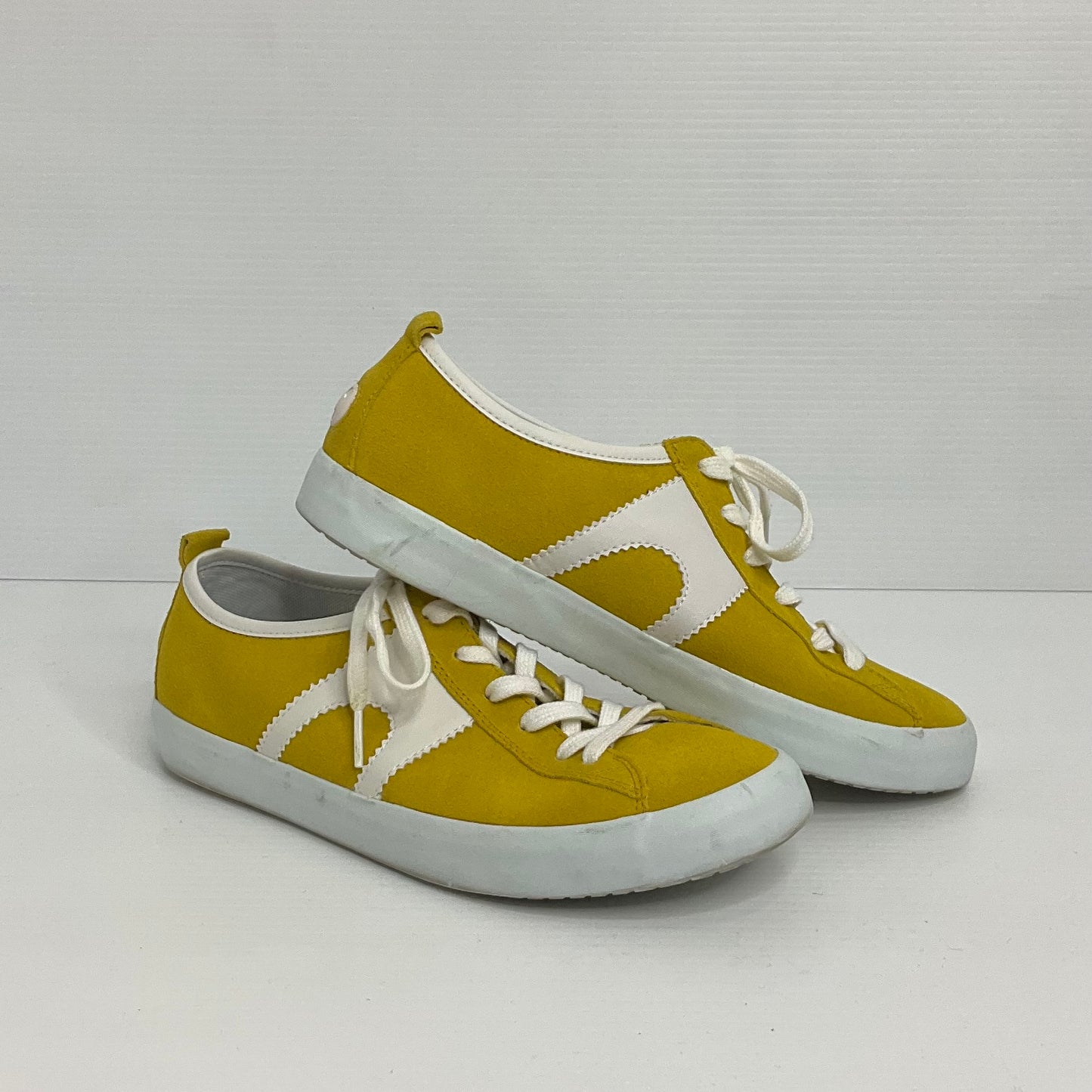 White & Yellow Shoes Sneakers Cma, Size 9.5