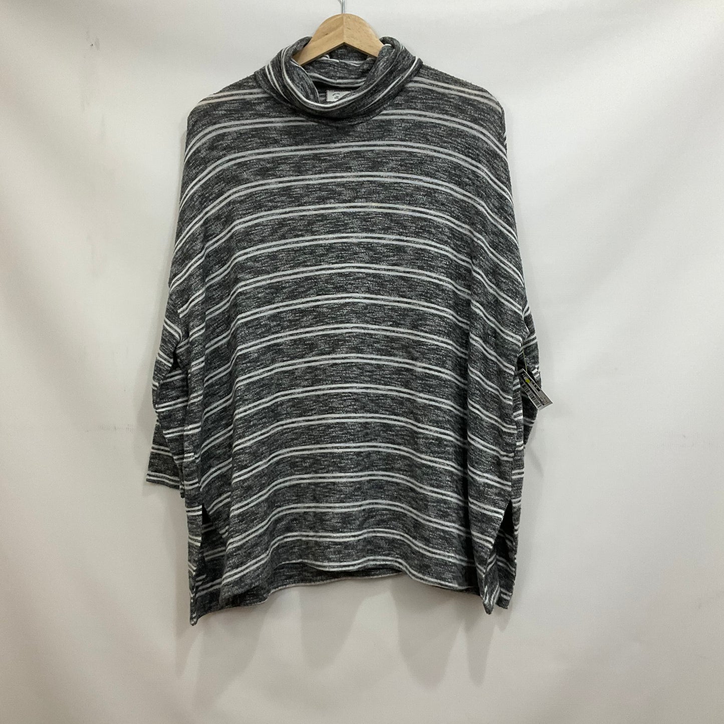 Top Long Sleeve By Postmark In Striped Pattern, Size: S