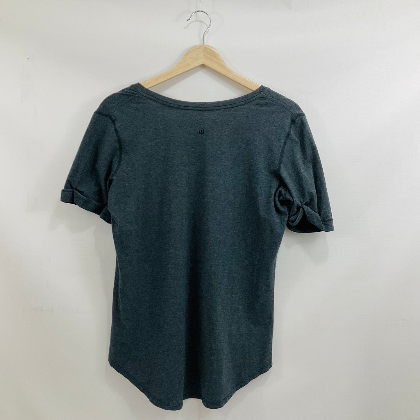 Athletic Top Short Sleeve By Lululemon In Grey, Size: 6