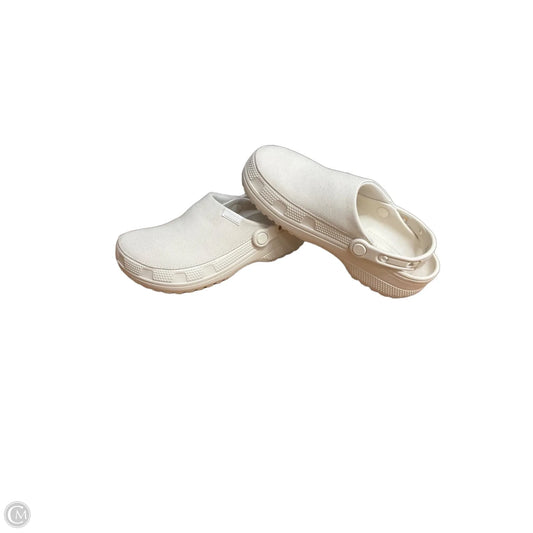 Shoes Flats By Crocs In Beige, Size: 9