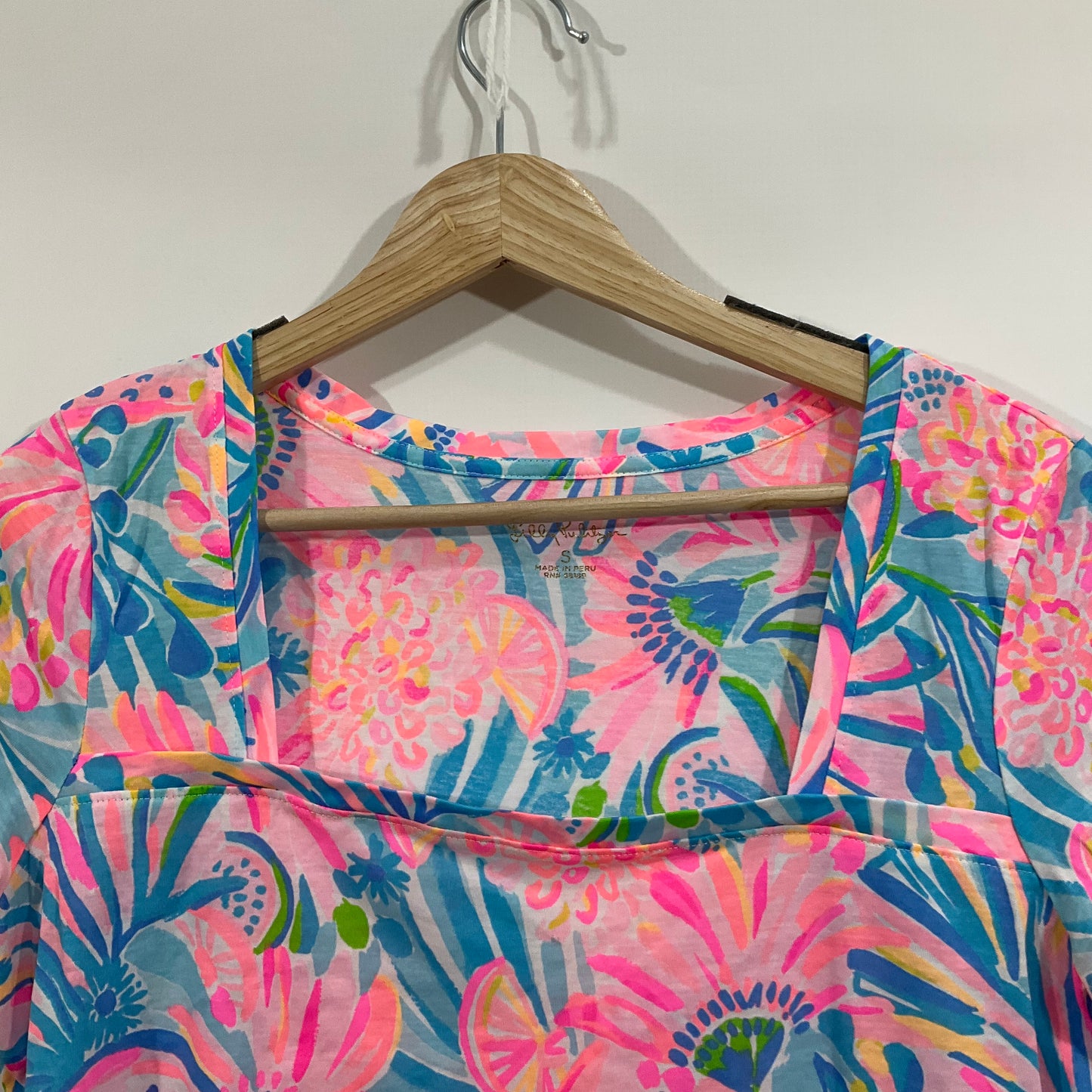 Top Short Sleeve By Lilly Pulitzer In Tropical Print, Size: S