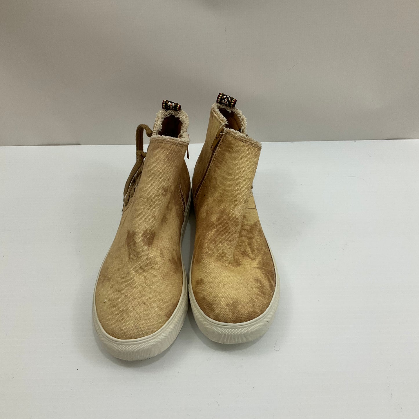 Shoes Sneakers By Clothes Mentor  Size: 7